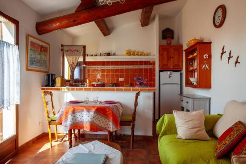 un salon avec une table et une cuisine dans l'établissement Les oiseaux, à Ceyreste