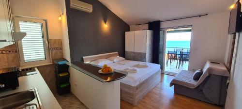 a small room with a bed and a kitchen at Apartment Moli Onte Holiday in Milna