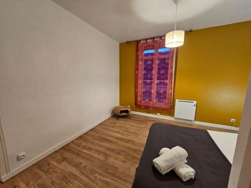 - une chambre avec 2 serviettes blanches sur une table dans l'établissement Cosy T3-Hyper Centre-Netflix, à Angers