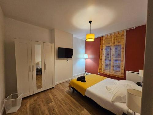 une chambre d'hôtel avec un lit et une télévision dans l'établissement Cosy T3-Hyper Centre-Netflix, à Angers