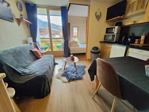 un salon avec un canapé et une table dans l'établissement Coup de coeur - Arc 2000 Appartement 4 personnes avec chambre séparée et belle vue sur la montagne, à Bourg-Saint-Maurice