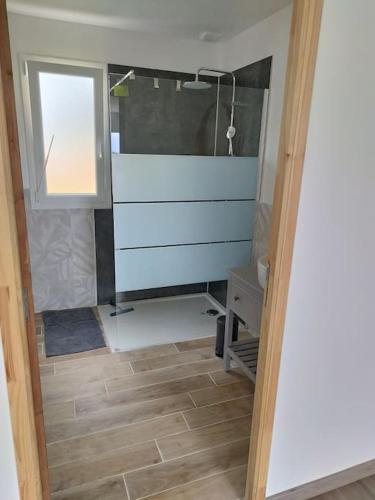 een badkamer met een wastafel en een raam bij Gîte in Les Moitiers-dʼAllonne
