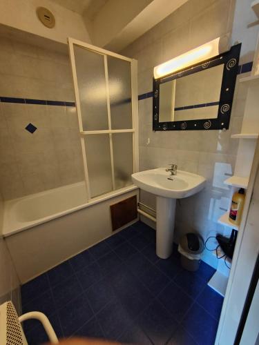 une salle de bain avec un lavabo, une douche et un miroir dans l'établissement Coup de coeur - Arc 2000 Appartement 4 personnes avec chambre séparée et belle vue sur la montagne, à Bourg-Saint-Maurice