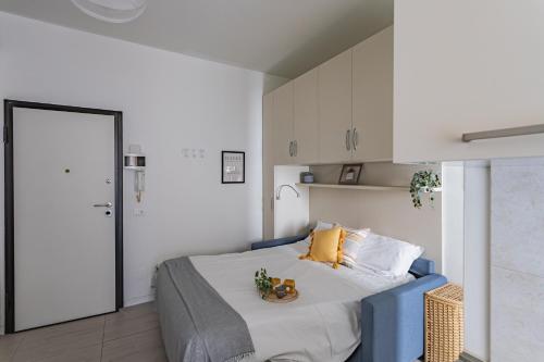 - une chambre avec un lit à tête bleue dans l'établissement Casa Elena - vicino al Castello - by Host4U, à Pavia