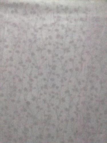 un primer plano de una pared gris con en PondoK Bawah Duku, en Delitua