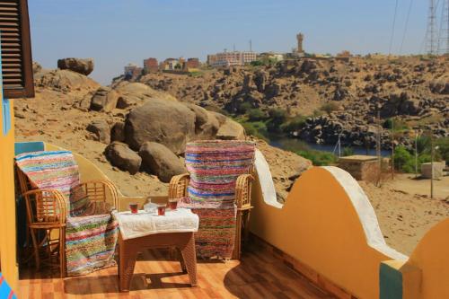 een kamer met stoelen en uitzicht op de woestijn bij KoshTaka-كوشتاكا in Naj‘ al Maḩaţţah
