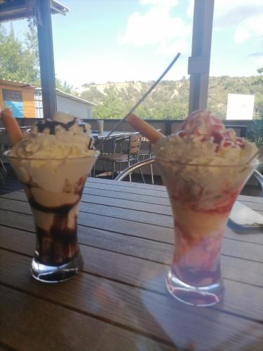 deux boissons assises sur une table avec de la crème glacée dans l'établissement Maison du soleil, à Prades