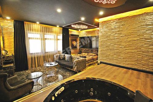 Black House Otel في أنقرة: غرفة معيشة فيها طاولة بينج بونغ