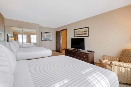 Televisyen dan/atau pusat hiburan di Best Western Plus Emerald Isle Hotel