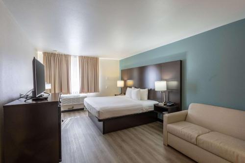 una camera d'albergo con letto e divano di Quality Inn Winslow I-40 a Winslow