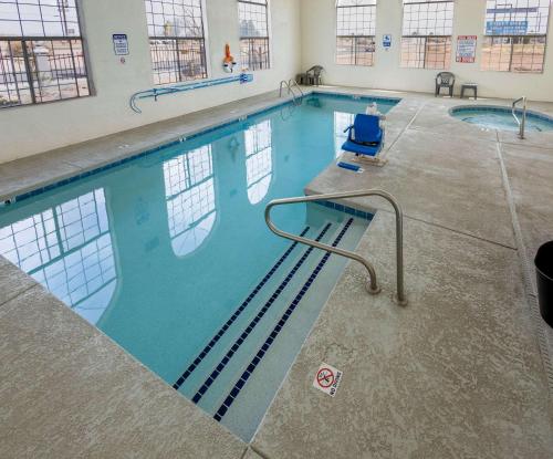 a large swimming pool in a building at Quality Inn Winslow I-40 in Winslow