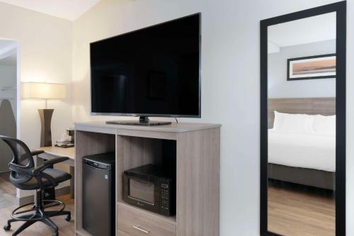 Μια τηλεόραση ή/και κέντρο ψυχαγωγίας στο Quality Inn Idaho Falls
