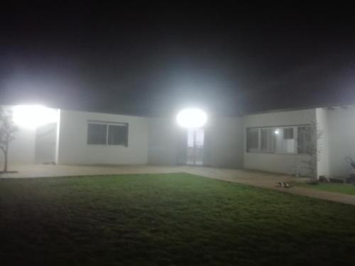 einen nebligen Hof vor einem Gebäude in der Nacht in der Unterkunft R&r in Skhirat