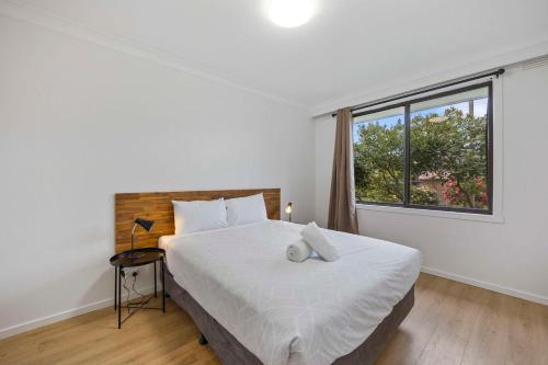 a bedroom with a large bed and a window at Econo Lodge Lilydale in Lilydale