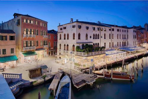 een groep gebouwen naast een kanaal bij NH Venezia Santa Lucia in Venetië