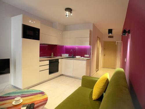 een woonkamer met een groene bank in een keuken bij Magenta Apartment with free WiFi in Sofia