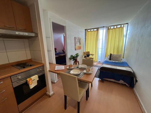 Habitación pequeña con mesa y cama en Apartment Relocation San Isidro, en Santiago