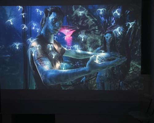 un écran de télévision avec une photo de deux menus dans l'établissement 50m2 private apartment in center, à Paris