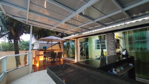 uma cozinha e área de refeições de uma casa com varanda em Angel Hospedagem de quartos em Vila Velha
