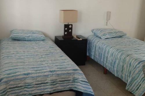 two beds sitting next to each other in a bedroom at La casa de Doña Emma in Lima del Alto