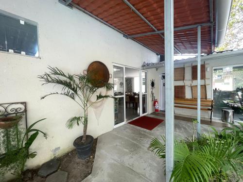 Chalé Murici Lençóis في سانتو أمارو: منزل مع نباتات الفخار في الفناء