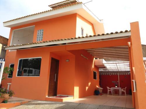 a house with an orange at Sol e Mar 850mts do mar Ingleses Satinho in Florianópolis
