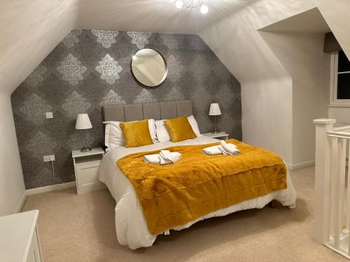 um quarto com uma cama grande e um espelho em 4 bed, 2 bath, Sky TV, Gym, Parking and Garden em Hitchin