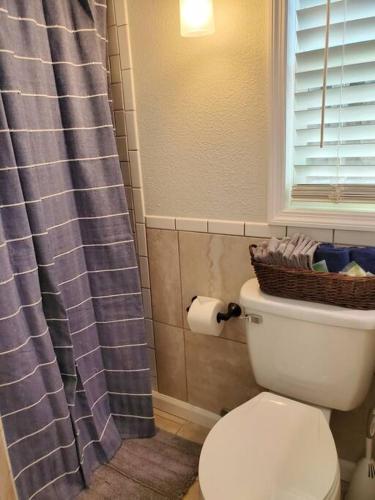 Ένα μπάνιο στο 3 Bed, 2 Bath, Waterfront, Dock, Large Driveway
