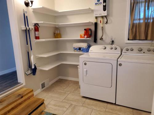 Η κουζίνα ή μικρή κουζίνα στο 3 Bed, 2 Bath, Waterfront, Dock, Large Driveway