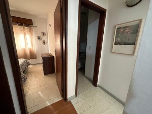 un pasillo con una puerta que conduce a una habitación en Casa grande 3 dormitorios playa alvorada, en Barra del Chuy