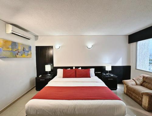 sypialnia z dużym łóżkiem i kanapą w obiekcie Hotel Tonchalá w mieście Cúcuta