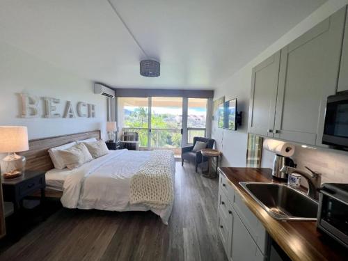 1 dormitorio con 1 cama y cocina con fregadero en Newly Renovated! Steps from Maui's Famous Beaches!, en Wailea