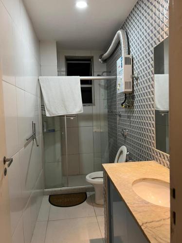 y baño con ducha de cristal y aseo. en Apartamento 2 quartos Copacabana, en Río de Janeiro