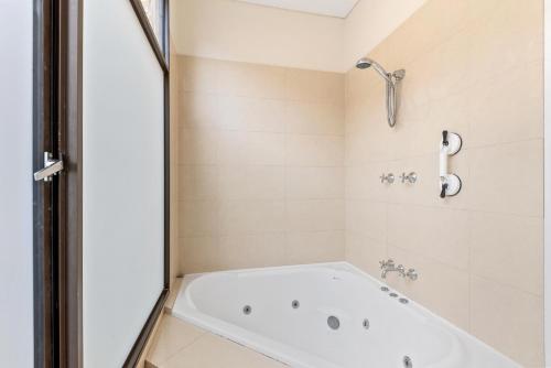 Das Bad ist mit einer Badewanne und einer Dusche ausgestattet. in der Unterkunft KING44 - King Charming in Fremantle