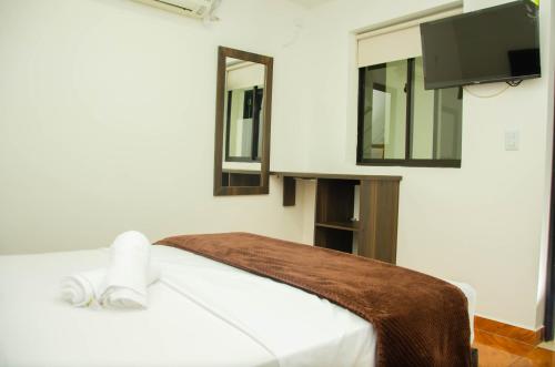 Una cama o camas en una habitación de CASA HOTEL LOS ARBOLES
