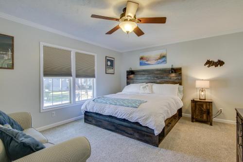 - une chambre avec un lit et un ventilateur de plafond dans l'établissement Beach Bay Pony Place with Ponies 1 Mi to Water!, à Chincoteague