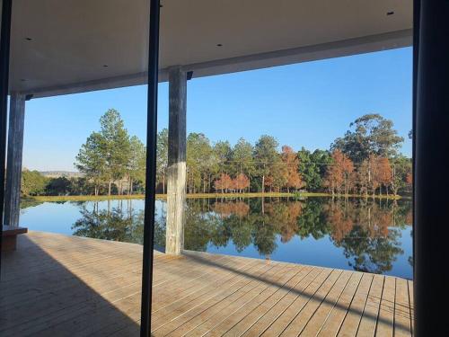 een uitzicht op een meer vanuit een huis met een terras bij Reserva do Lago in Avaré