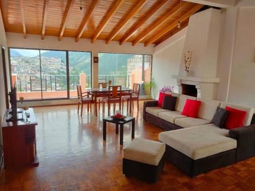 a large living room with a couch and a table at Hermoso departamento en Quito con servicios incluidos in Quito