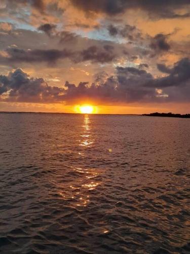 una puesta de sol sobre una gran masa de agua en Casa Chazu, en Quepos