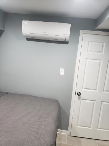 a bedroom with a bed and a white ceiling at Sheridan Lodge in Washington