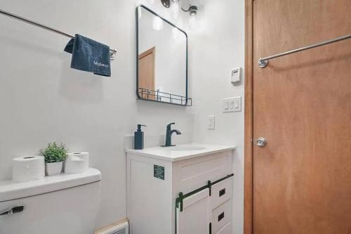 La salle de bains est pourvue d'un lavabo et d'un miroir. dans l'établissement Cozy Cabin at The Poconos With Jacuzzi!, à East Stroudsburg