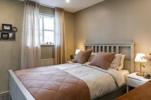Postel nebo postele na pokoji v ubytování Old Charm Apartment - Keflavík Downtown