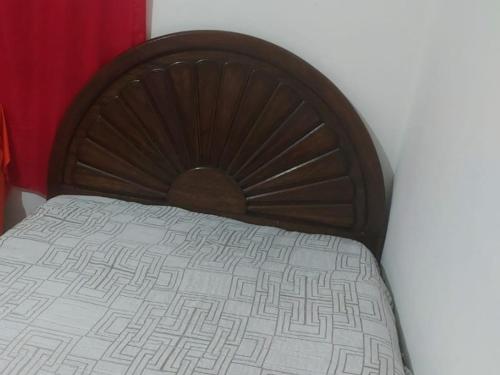 uma cama num quarto com uma cabeceira de madeira em Casa no ABC perto de São Paulo Expo e Jd botanico em São Paulo