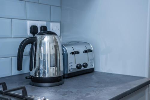 a tea kettle sitting on a counter in a kitchen at Lush Lodge -Home away in Telford, For Contractors, families, group of friends, Long Term Stays in Telford