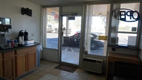 una cocina con puertas a un garaje con un coche al aire libre en Travel Inn Tucson, en Tucson