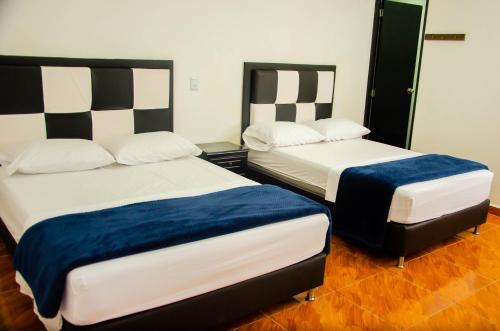 Una cama o camas en una habitación de CASA HOTEL LOS ARBOLES