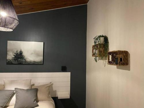 1 dormitorio con 1 cama y un pino en Charming Nordic Style - 2BR + 1 Bath Entire House, en Sudbury