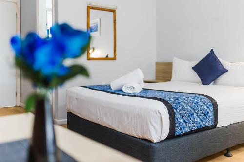 Postel nebo postele na pokoji v ubytování Castlereagh Motor Inn