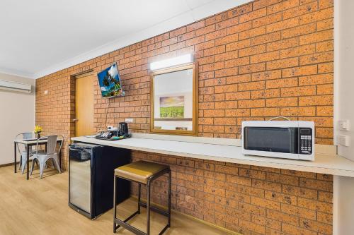 Kuchyň nebo kuchyňský kout v ubytování Castlereagh Motor Inn