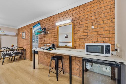 Kuchyň nebo kuchyňský kout v ubytování Castlereagh Motor Inn